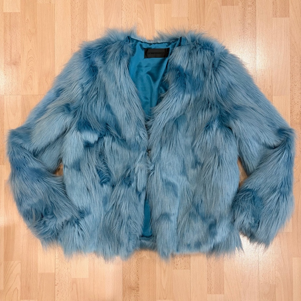 Stylenanda | Blue faux fur jacket with satin lining
